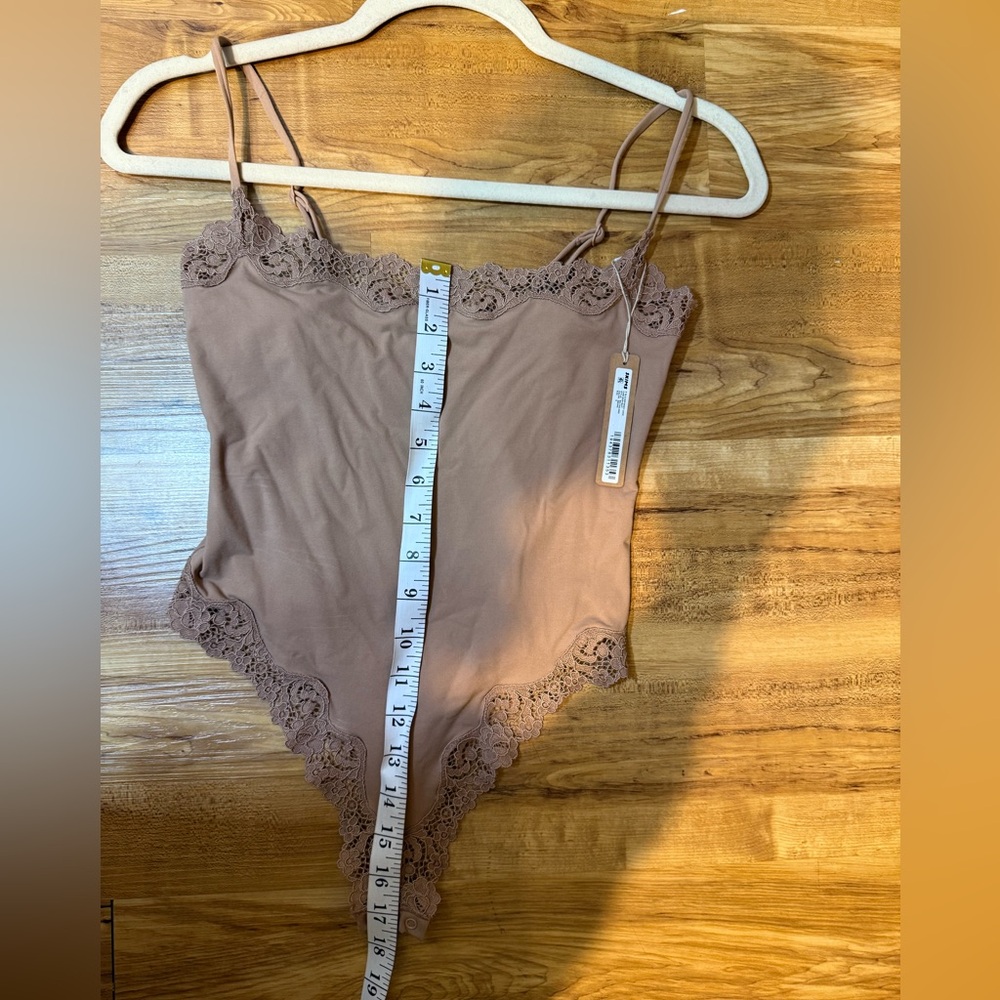 SKIMS lace camisole bodysuit size small - Picture 5 of 6